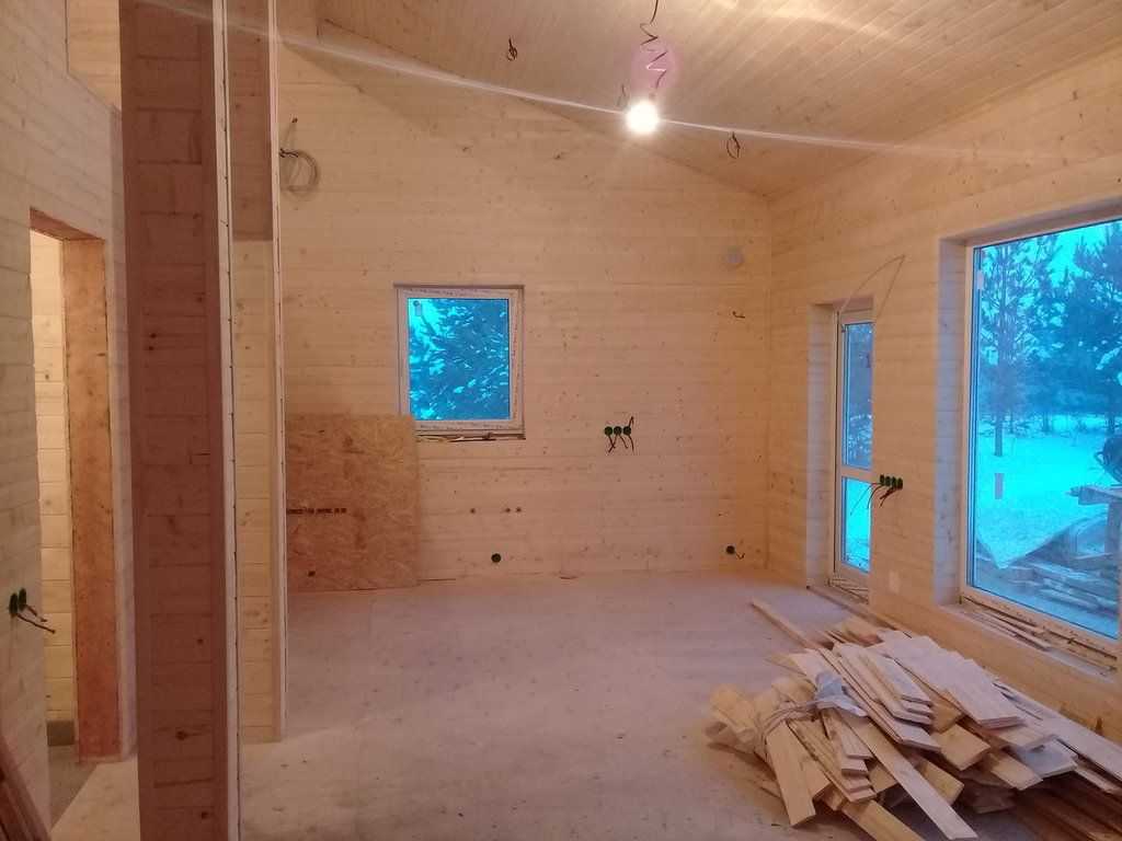 Чем обшить дом из бруса изнутри: отделка стен внутри дома