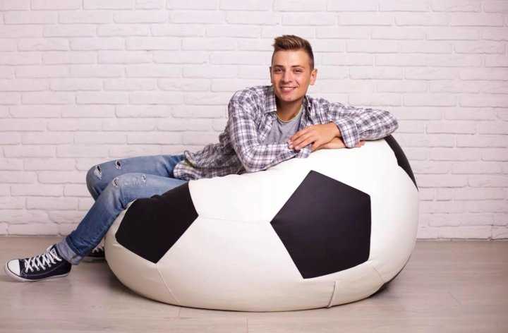 Кресло-мяч: бескаркасный мешок в виде футбольного мяча, по размеру