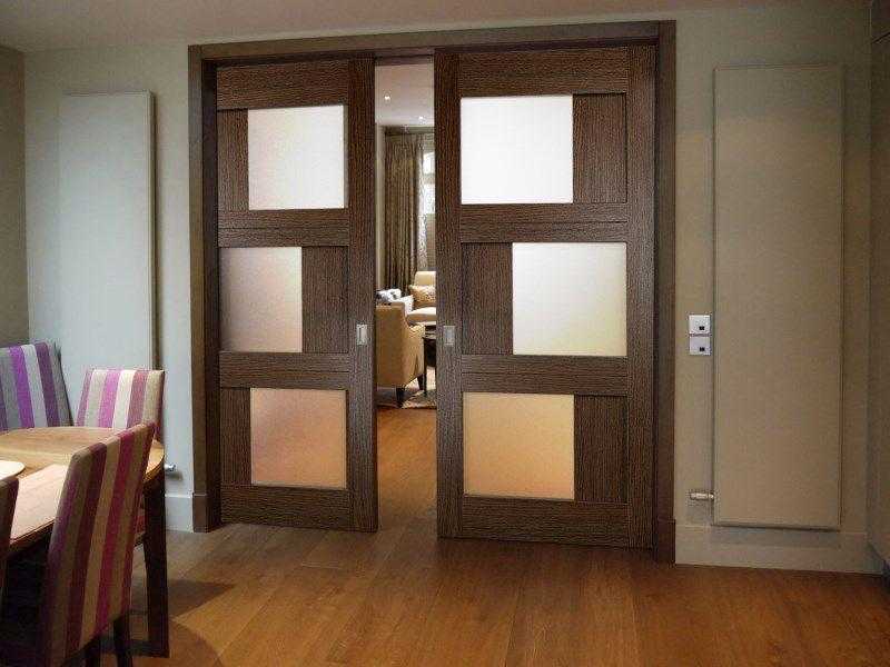 Для оформления входа в зал или гостиную применяют двустворчатые межкомнатные двери. Что это такое и какие двери называют двупольные В каких интерьерах лучше установить двойные двери из стекла