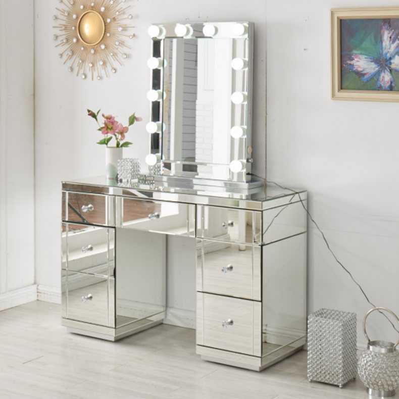 Белый туалетный столик с зеркалом – удобный и незаменимый предмет мебели для каждой женщины. Какие существуют варианты дизайна белых туалетных столиков? Какие бывают модели столиков с овальным зеркалом в цвете белый глянец?