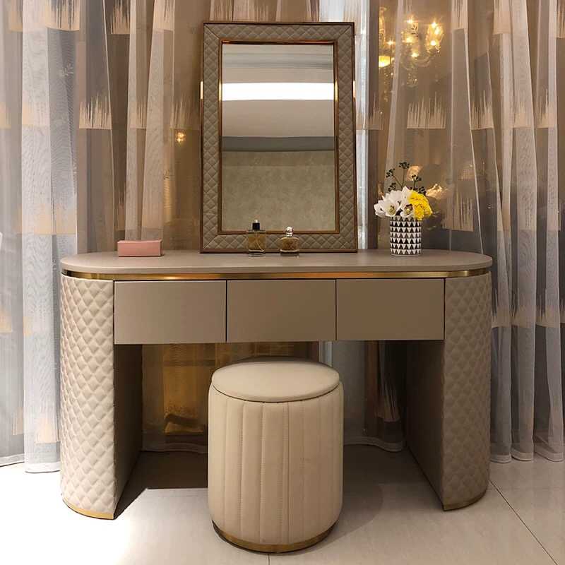 Белый туалетный столик с зеркалом – удобный и незаменимый предмет мебели для каждой женщины. Какие существуют варианты дизайна белых туалетных столиков? Какие бывают модели столиков с овальным зеркалом в цвете белый глянец?