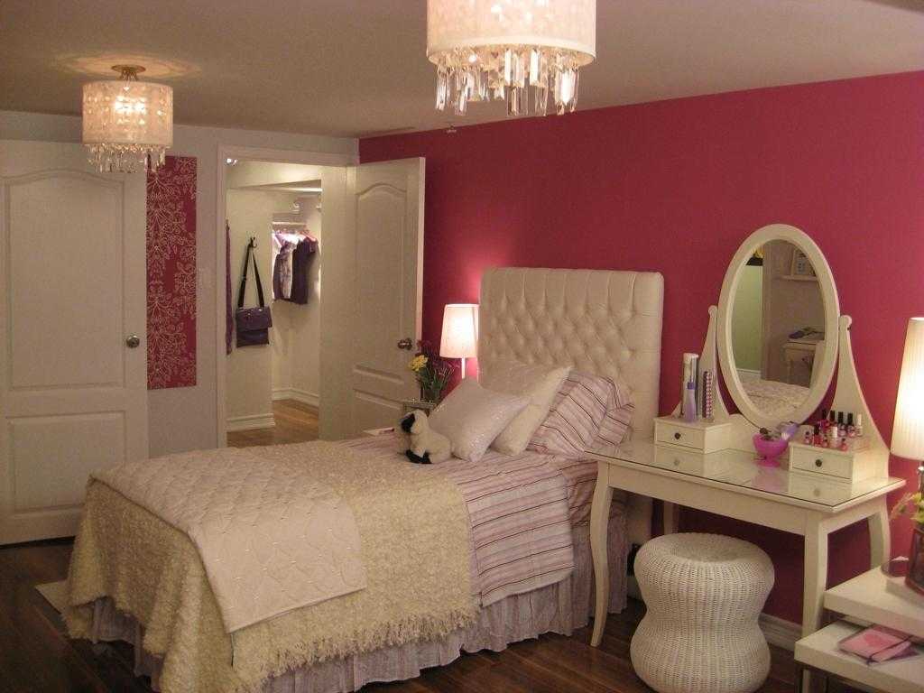 Туалетный столик с зеркалом в спальню (66 фото): угловой косметический столик в интерьере, белые модели