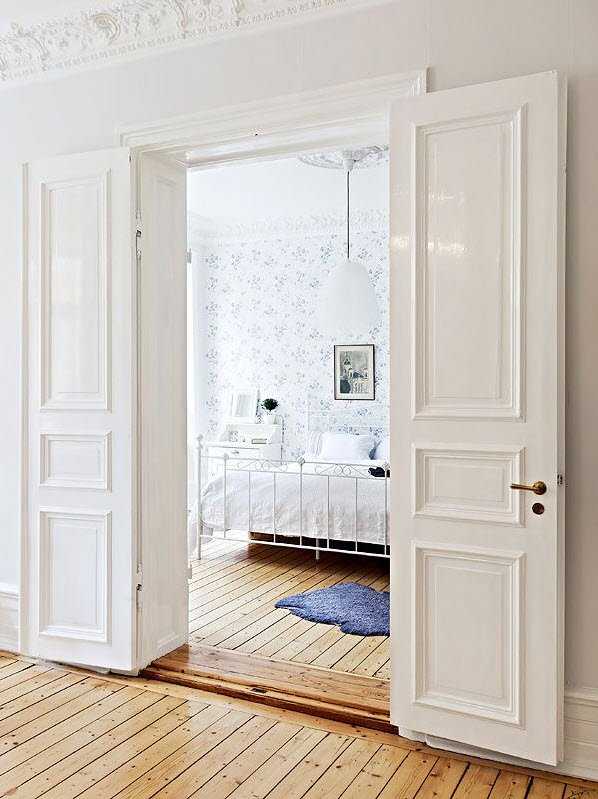 Спальня в стиле прованс (121 фото): дизайн интерьера своими руками, обои и белые шторы, мебель и люстра для маленькой комнаты