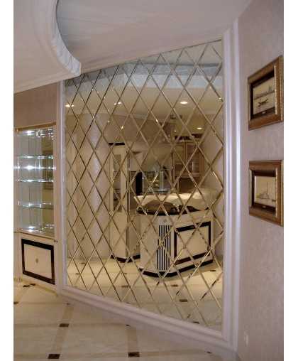 Зеркальная мозаика (56 фото): плитка из зеркал в интерьере гостиной, стеклянные фрагменты на стену в спальне, мозаика на сетке со вставками и стразами