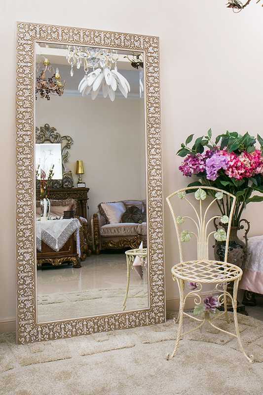 Зеркала используются повсеместно. Круглые и овальные старинные модели часто можно увидеть в прихожей. Как правильно выбрать зеркало в деревянной раме, соответствующее интерьеру вашего дома?