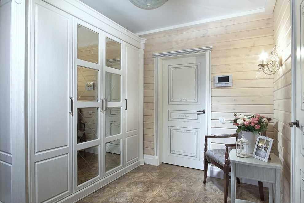 Межкомнатные двери в классическом стиле в интерьере квартиры, распашные из массива, раздвижные купе деревянные и стеклянные, варианты дизайна