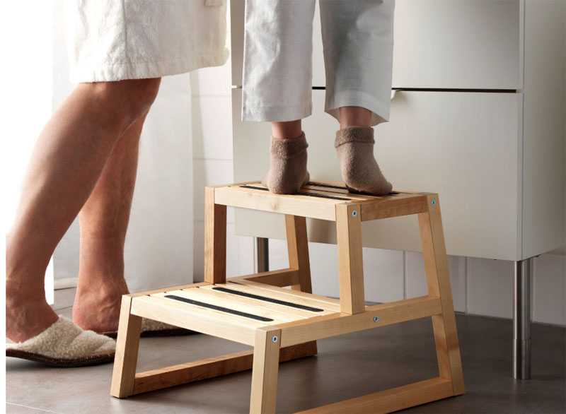 Стремянки для дома: маленькие модели для кухни. как выбрать складные мини-стремянки для квартиры? рейтинг лучших деревянных лестниц