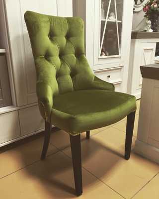 Деревянные стулья с мягким сиденьем – очень удобная и приятная на вид мебель. Для какого интерьера подойдет полумягкий белый стул со спинкой Можно ли сказать, что обивка из кожзама отличается высоким качеством