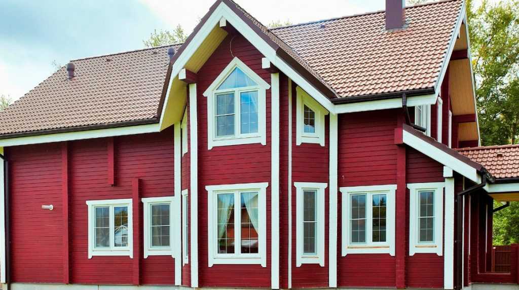 Чем покрасить деревянный дом снаружи: выбор краски, технология выполнения работ (фото)