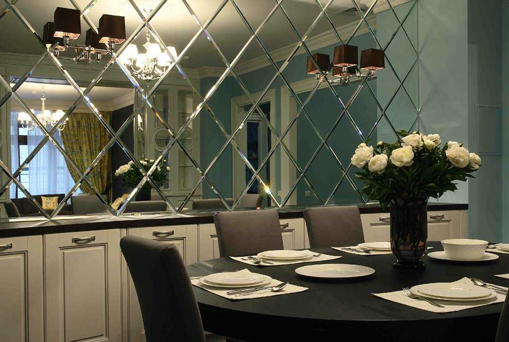 Зеркала в интерьере гостиной открывают массу возможностей для дизайна. С их помощью можно создавать интересные эффекты в помещении. Как правильно разместить изделие? Какие существуют способы расширения пространства с помощью зеркал на стенах?