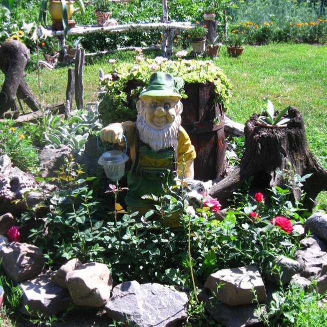 Как и чем украсить садовый участок: статуи, фигуры, телеги; ландшафтный дизайн из подручных материалов своими руками